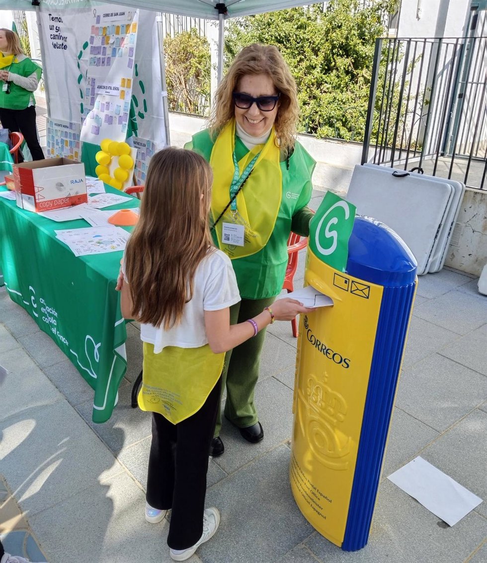 Correos colabora con la AECC de Coria del Río en el Día Internacional del Cáncer Infantil.