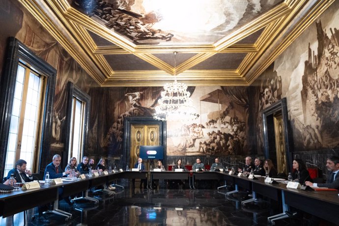 El alcalde Jaume Collboni, la consellera Núria Parlon, el teniente alcalde Albert Batlle, el director general de Mossos, Josep Lluís Trapero y el delegado del Gobierno, Carlos Prieto, participan en la Junta de Seguridad de Barcelona.
