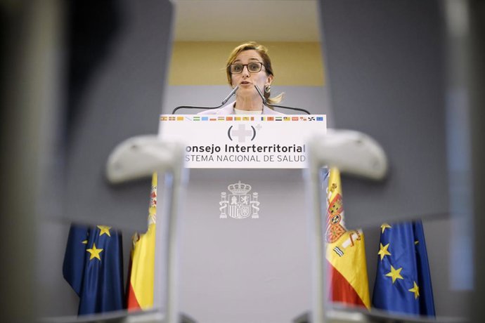 Archivo - Arquivo - A Ministra da Saúde, Mónica García, durante uma coletiva de imprensa após a sessão plenária do Conselho Internacional do Sistema Nacional de Saúde (CISNS), na sede do Ministério da Saúde, em 11 de outubro de 2024, em Madri (Espanha). O
