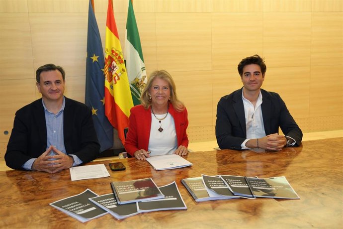La alcaldesa de Marbella, Ángeles Muñoz, en rueda de prensa para informar de la Agenda Urbana Marbella 2030