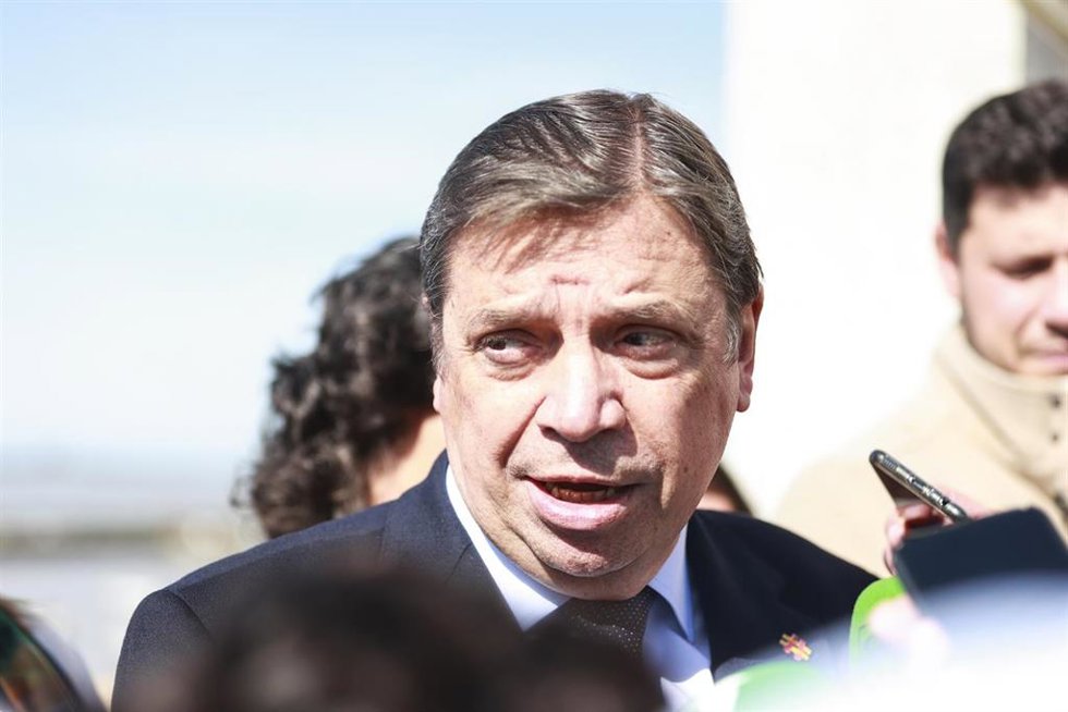 El ministro de Agricultura, Pesca y Alimentación, Luis Planas, atiende a los medios de comunicación.