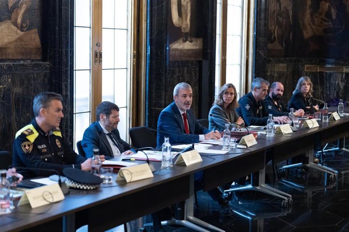 El alcalde Jaume Collboni, la consellera Núria Parlon, el teniente alcalde Albert Batlle, el director general de Mossos, Josep Lluís Trapero y el delegado del Gobierno, Carlos Prieto, participan en la Junta de Seguridad de Barcelona