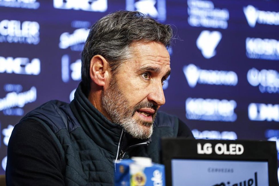 Archivo - El entrenador de CA Osasuna, Vicente Moreno, en rueda de prensa