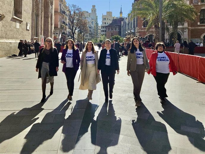 Representantes de Compromís con una camiseta con el lema 'Dones i Ciència para protestar por la ausencia de mujeres galardonadas en los Premis Jaume I 2024