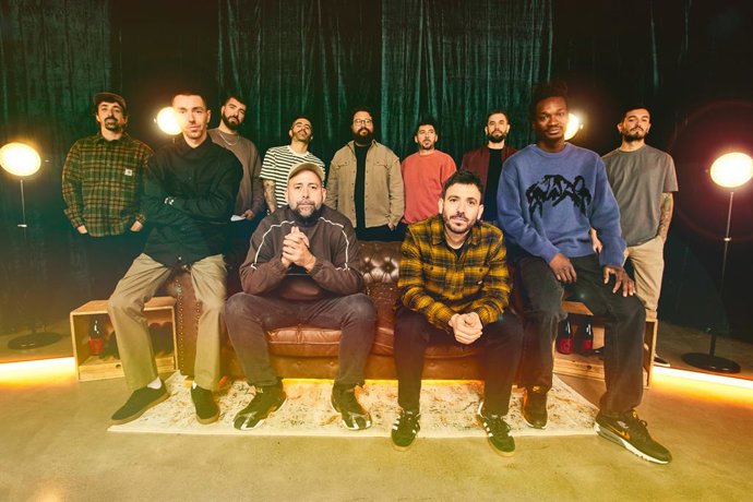 Archivo - Arxiu - La banda La Raíz amb Pablo Sánchez (d)