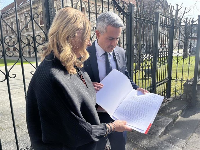 La secretaria de Organización del PSOE de Cantabria, Noelia Cobo, y Pablo Zuloaga, portavoz del grupo parlamentario socialista