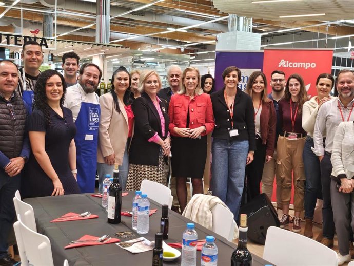 La campaña ha sido inaugurada por la vicepresidenta de Atención al Municipio de la Diputación provincial de Málaga, María Francisca Caracuel, y la directora de Alcampo Marbella, Carmen Auñón.