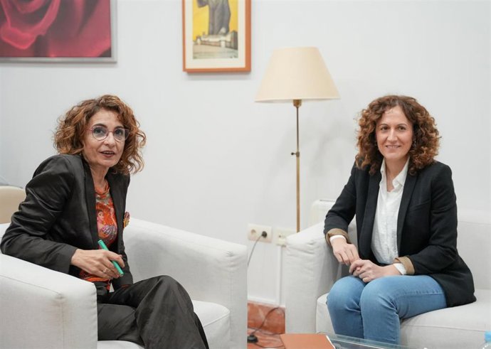 La ministra de Hacienda del Gobierno de España y secretaria general del PSOE-A, María Jesús Montero, atiende a los medios de comunicación tras una reunión de trabajo en la sede del PSOE de Andalucía, a 14 de febrero de 2025 en Sevilla (Andalucía, España).