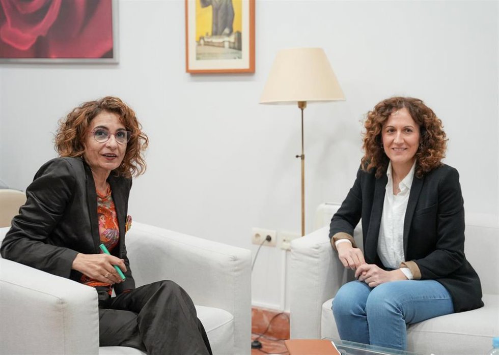 La ministra de Hacienda del Gobierno de España y secretaria general del PSOE-A, María Jesús Montero, atiende a los medios de comunicación tras una reunión de trabajo en la sede del PSOE de Andalucía, a 14 de febrero de 2025 en Sevilla (Andalucía, España
