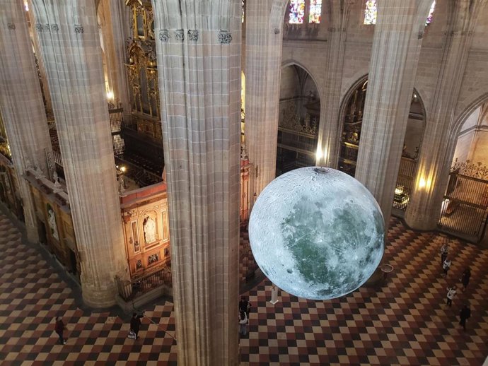 Aspecto de la maqueta de la Luna desde el primer nivel de balcones interiores sobre la nave de la Catedral.