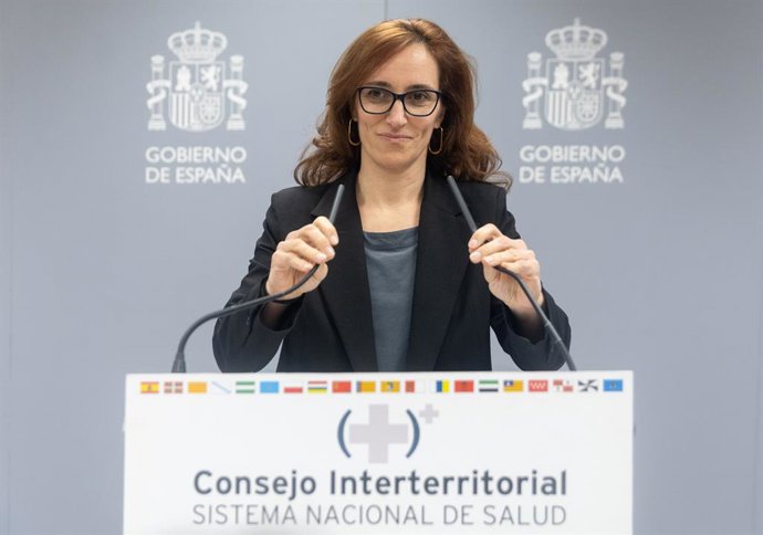 A Ministra da Saúde, Mónica García, durante uma coletiva de imprensa após a reunião plenária do CISNS, no Salão Multiuso do Ministério da Saúde, em 14 de fevereiro de 2025, em Madri (Espanha).