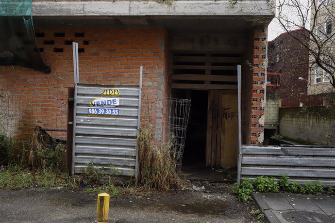 La entrada al edificio de la calle Atranco de Cangas, donde esta madrugada brigadas de la Guardia Civil accedían para desmantelar una red de distribución de ansiolíticos ilegal, a 13 de febrero de 2025, en Cangas, Pontevedra, Galicia (España). La Guardia 