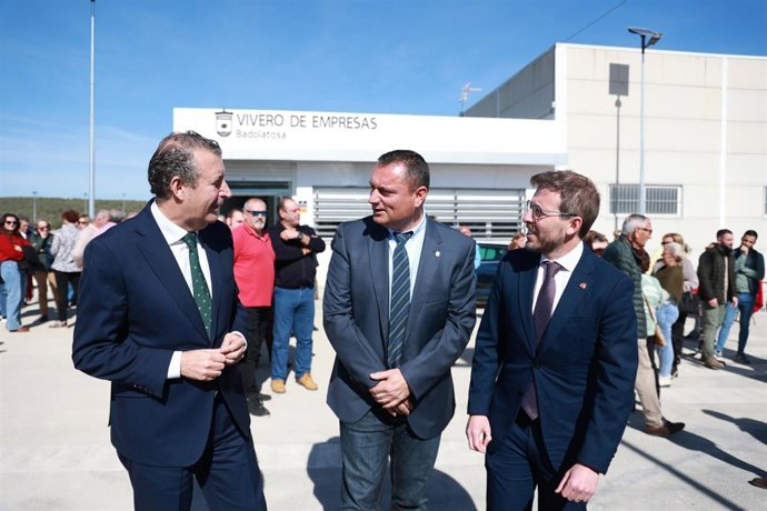 El presidente de la Diputación de Sevilla, Javier Fernández y el subdelegado del Gobierno en Sevilla, Francisco Toscano, inauguran un parque empresarial en Badolatosa