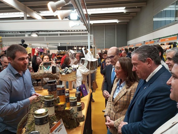 González Corral reivindica la calidad de la miel de Castilla y León en el arranque de la feria Meliza .
