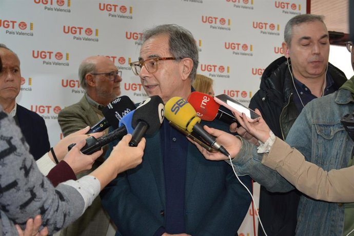 El investigador Avelino Corma atiende a los medios antes del acto de entrega de Guardons D’Honor d’UGT-PV