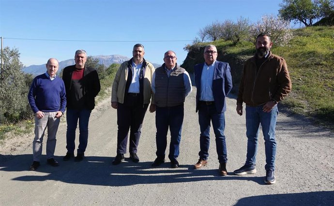 Josele González ha visitado este camino junto a los alcaldes de Iznate, Gregorio Campos, Almáchar, Antonio Yuste, El Borge, Raúl Vallejo, y Macharaviaya, Antonio Campos, además del diputado provincial y alcalde de La Viñuela, José Juan Jiménez.