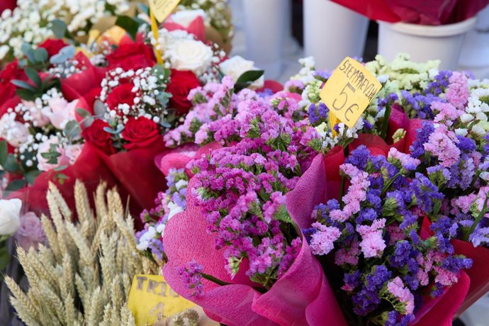 Archivo - Ramos de flores preparados en un puesto en la plaza de Tirso de Molina.