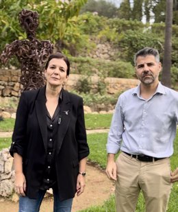 Archivo - La portavoz del PSIB de Calvià, Natividad Francés, y el conseller insular del PSIB en el Consell de Mallorca, Javier de Juan.