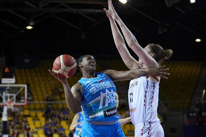 Archivo - La jugadora de baloncesto Shante Evans en un partido con Eslovenia