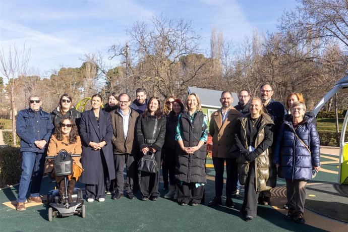 La alcaldesa de Guadalajara, Ana Guarinos, en la inauguración de la primera área de juegos infantiles completamente inclusiva en el parque de Adoratrices.