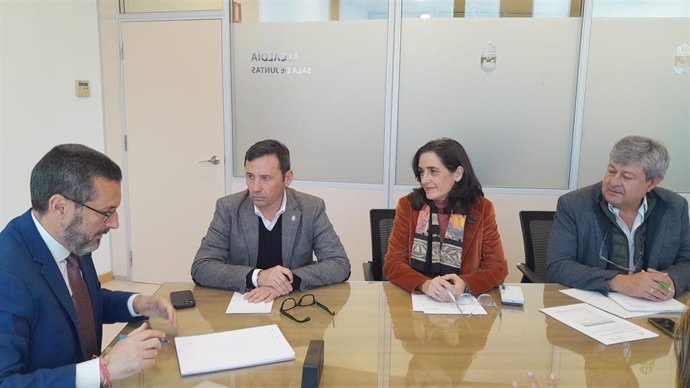 El subdelegado de la Junta en el Campo de Gibraltar, Javier Ros, la directora general de AVRA, Susana Cayuelas, y el alcalde de La Línea, Juan Franco.