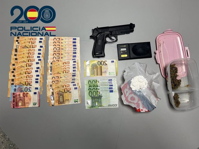 Detenido por amenazar con una pistola simulada y tener una habitación preparada para plantación indoor.