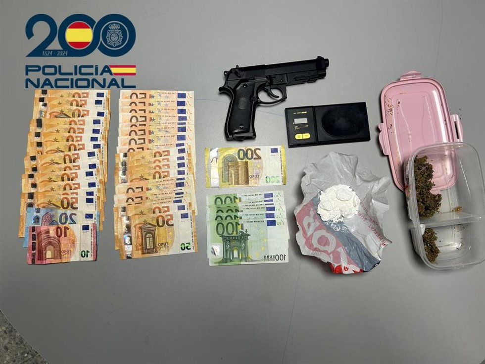 Detenido por amenazar con una pistola simulada y tener una habitación preparada para plantación indoor.