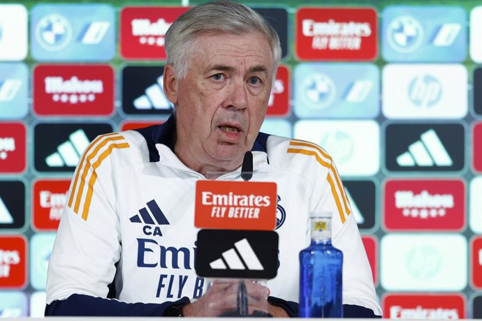 Carlo Ancelotti, técnico do Real Madrid, dá uma coletiva de imprensa durante o dia de treinamento do Real Madrid antes da partida de futebol contra o Atlético de Madrid pela Liga Espanhola, LaLiga EA Sports, na Ciudad Deportiva Real Madrid, em 7 de feve