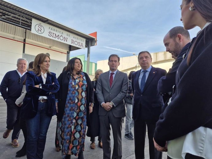 Visita de Luis Planas a la almazara Aceites Simón Rosa de Montoro (Córdoba).