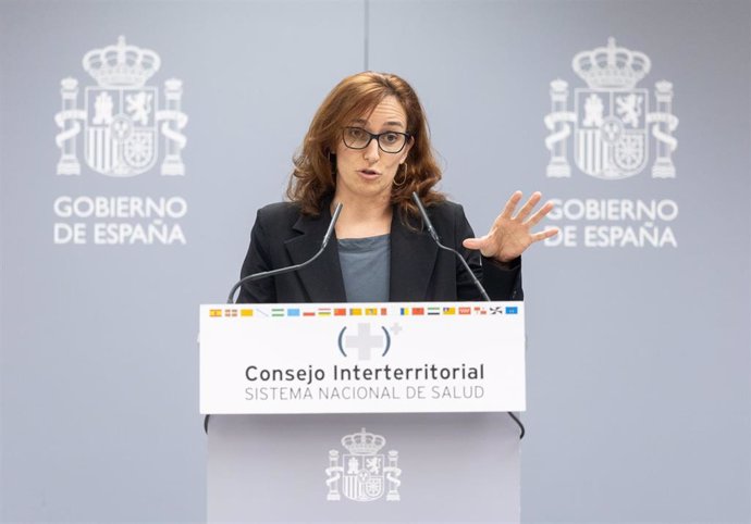 La ministra de Sanidad, Mónica García, durante una rueda de prensa tras la reunión del pleno del CISNS, en la Sala Polivalente del Ministerio de Sanidad.