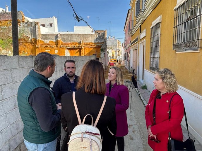 La alcaldesa de Alcalá se reúne con vecinos de la calle Coracha ante el comienzo de la segunda fase de la reforma integral de la vía.