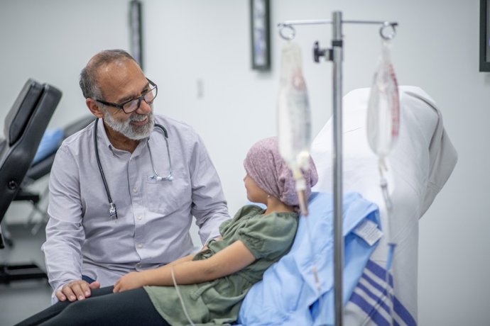 Archivo - Arquivo - Médico com filho com câncer. Oncologista.