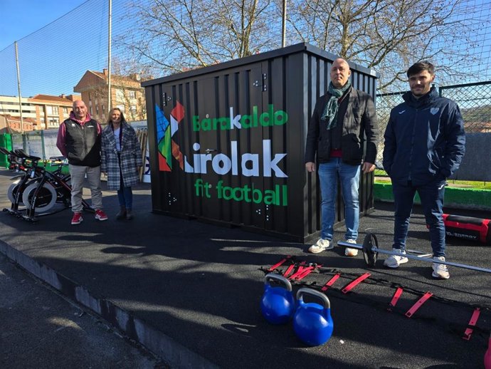 Amaia del Campo e Iñigo Asensio junto a representantes de varios clubes de fútbol del municipio