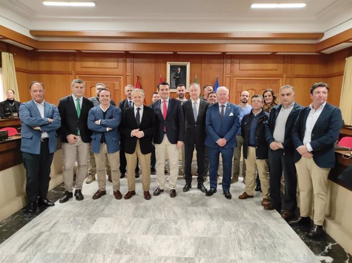 Foto de familia tras la presentación de la Cata del Vino Montilla-Moriles.