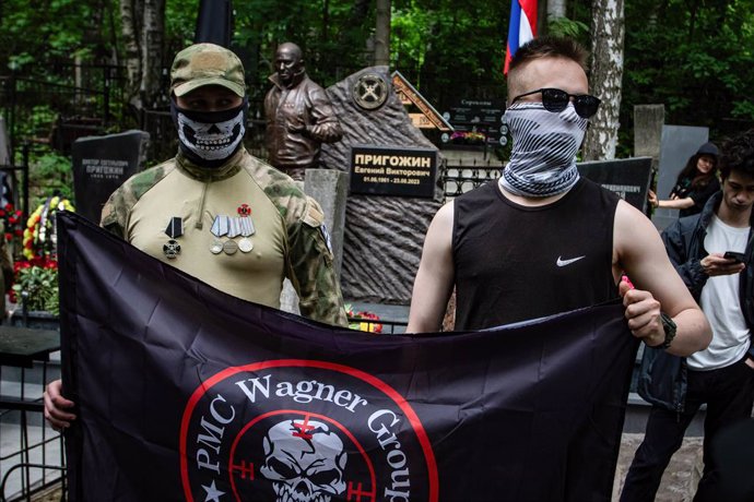 Archivo - June 1, 2024, St. Petersburg, Russia: Fighters of the private military group ''Wagner'' stand near the sculpture of the head of Russian mercenaries Yevgeny Prigozhin, installed on his grave, during the celebration of his birthday at the Porokhov