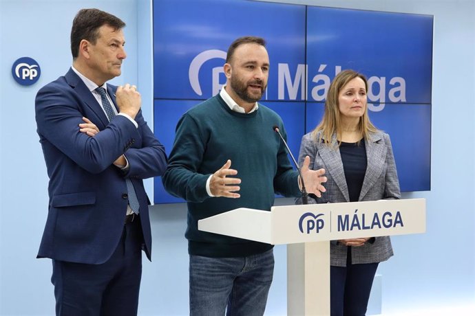 Los diputados del PP por Málaga en el Congreso María del Mar Vázquez, Mario Cortés y Cristóbal Garre en rueda de prensa.