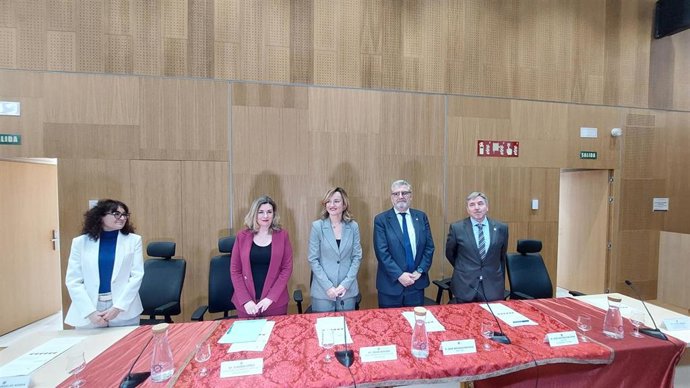 La consejera de Empleo, Ciencia y Universidades, Claudia Pérez Forniés; la ministra de Educación, Pilar Alegría; el rector de la Universidad de Zaragoza, José Antonio Mayoral; y el decano de la Facultad de Filosofía y Letras, José Antonio Beltrán.