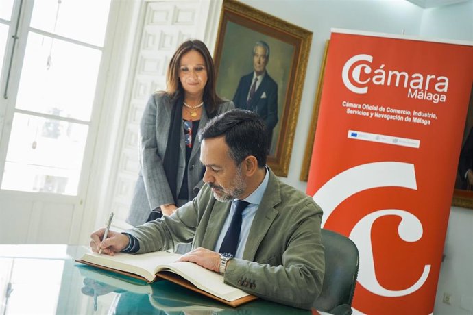 El vicepresidente del Cabildo de Tenerife, Lope Afonso, firma en el Libro de honor de la Cámara de Comercio de Málaga