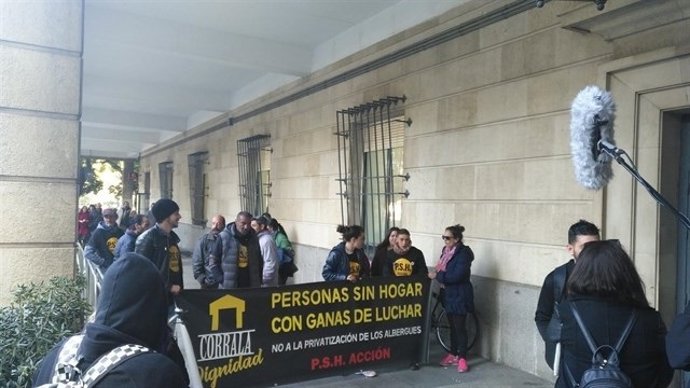 Archivo - Protesta de la Corrala Dignidad ante la puerta de los juzgados de Sevilla