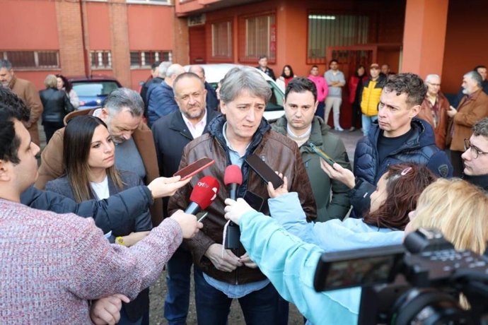 Martínez atiende a los medios tras un encuentro con militantes en Villablino