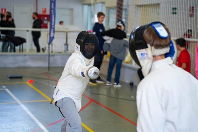 El Consell promueve la esgrima con un nuevo taller escolar