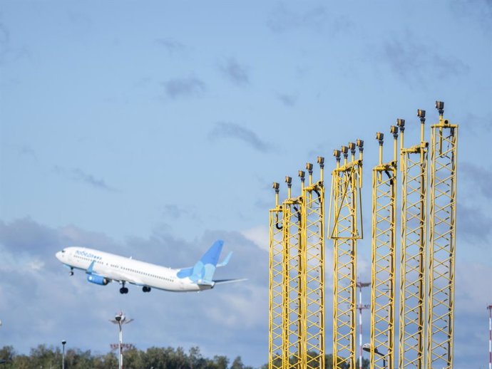 Archivo - September 21, 2020, Moscow, Russia: The landing lights of the Andrey Tupolev Vnukovo International Airport against the background of an airliner taking off.