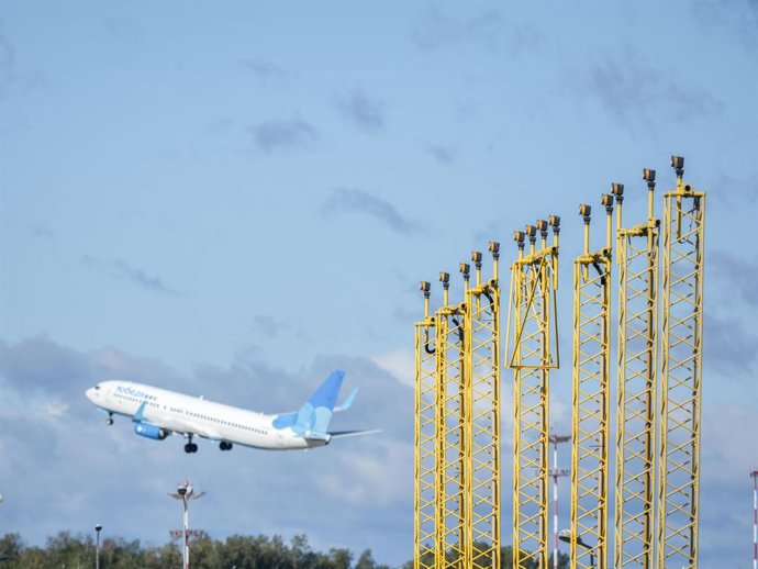 Archivo - Arquivo - 21 de setembro de 2020, Moscou, Rússia: As luzes de pouso do Aeroporto Internacional Andrey Tupolev Vnukovo contra o fundo de um avião decolando.