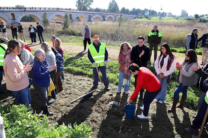 Plantación de árboles en el entorno del río Guadalete en el Puente de La Cartuja de Jerez.