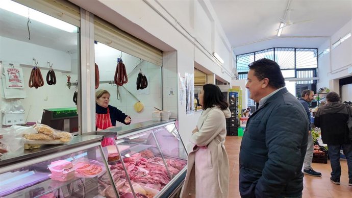 María Dolores Gálvez visita un puesto del Mercado de Montemayor junto a Antonio García.