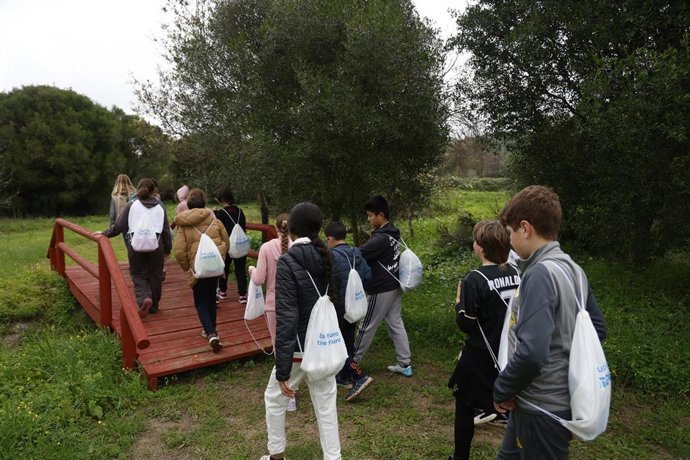 Archivo - Escolares del Campo de Gibraltar en la Estación Ambiental Madrevieja dentro de las jornadas de humedales de Fundación Moeve.