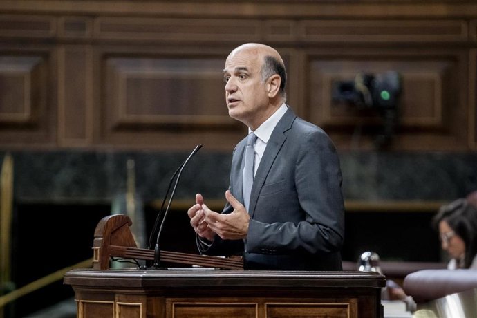 Archivo - El diputado de UPN, Alberto Catalán, interviene durante una sesión plenaria en el Congreso de los Diputados.