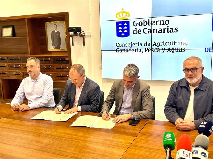 El consejero de Agricultura regional, Narvay Quintero, y el presidente de La Palma, Sergio Rodríguez, firman convenio para la mejora de redes de riego en la isla