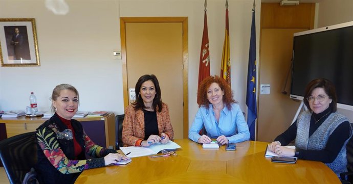 Reunión de la directora del SEF, Pilar Valero, con representantes del Ayuntamiento de Santomera.