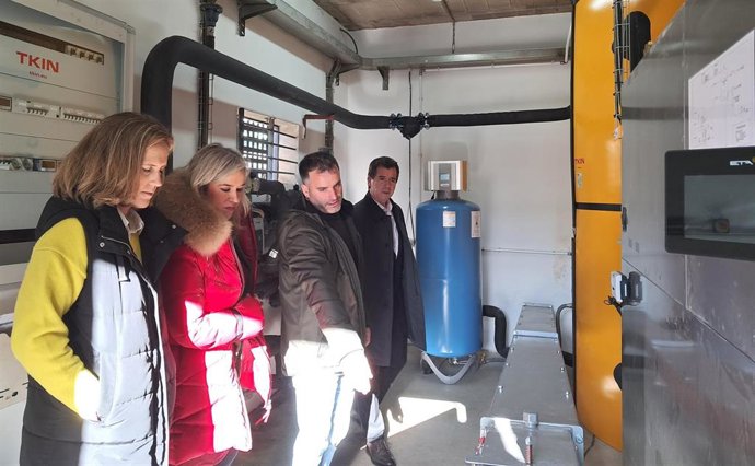 Un momento de la visita a la nueva caldera de biomasa de Ezcároz.